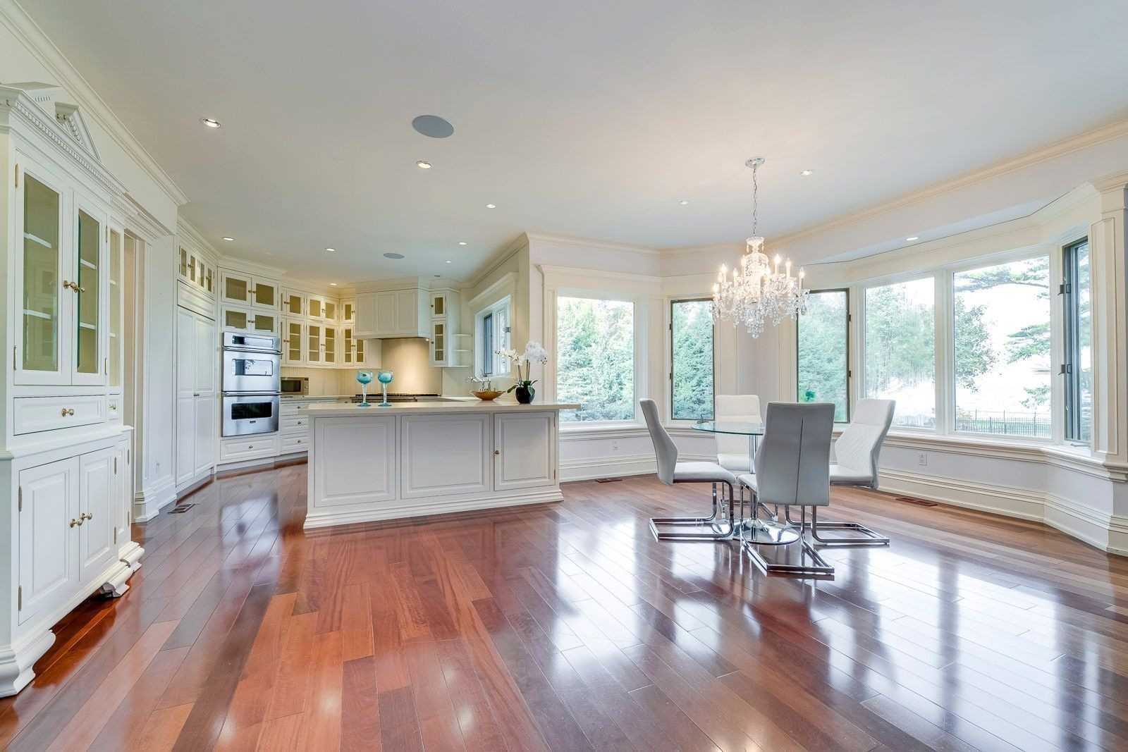 21 Ennisclare Dr E