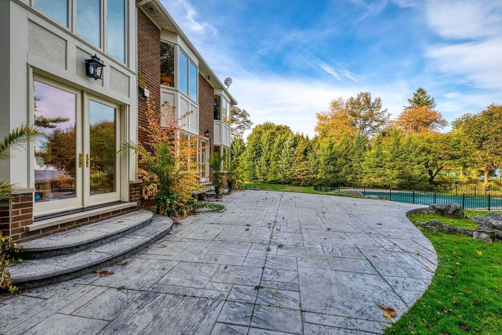 21 Ennisclare Dr E