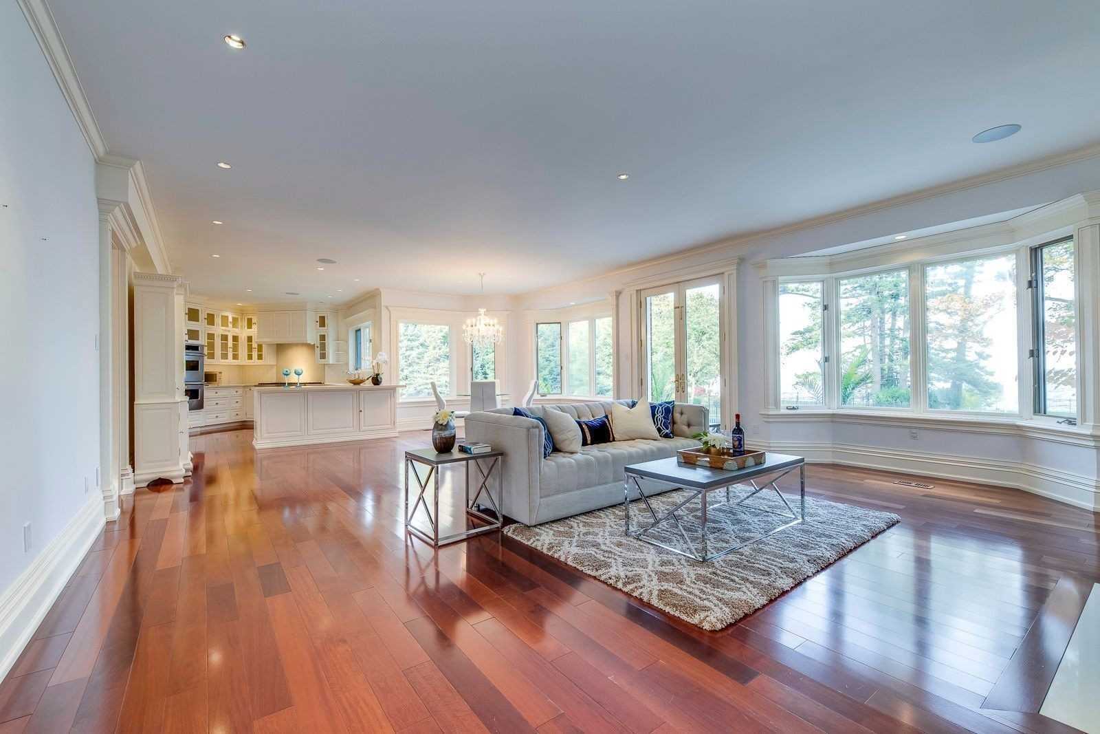 21 Ennisclare Dr E