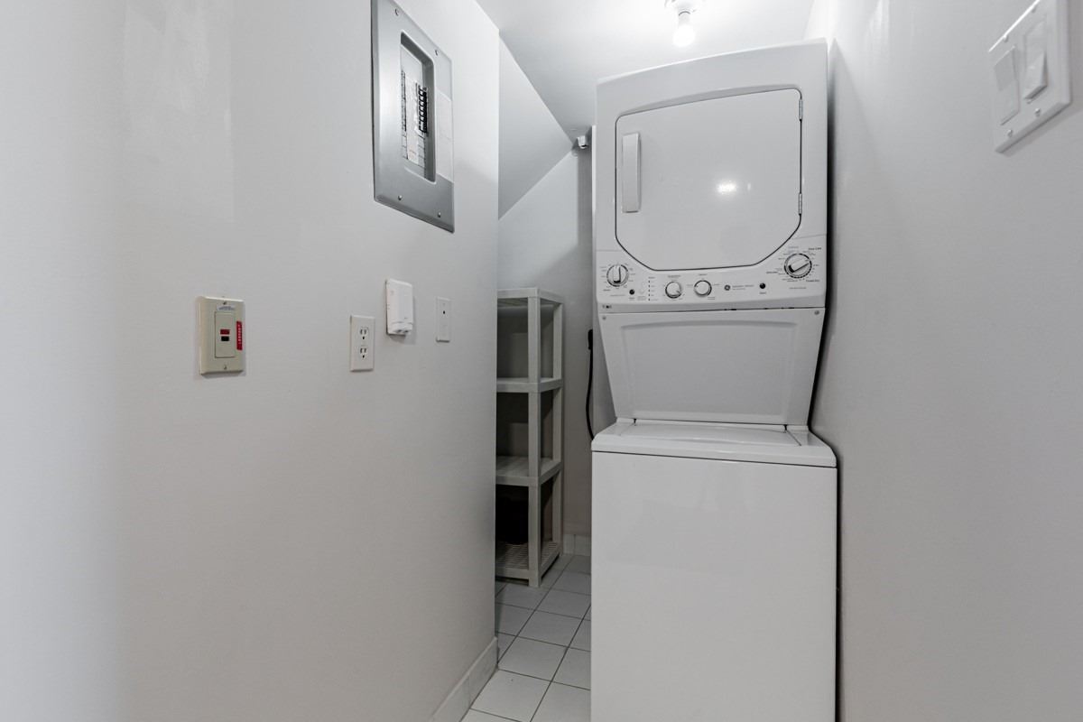 221 Robinson St, #403