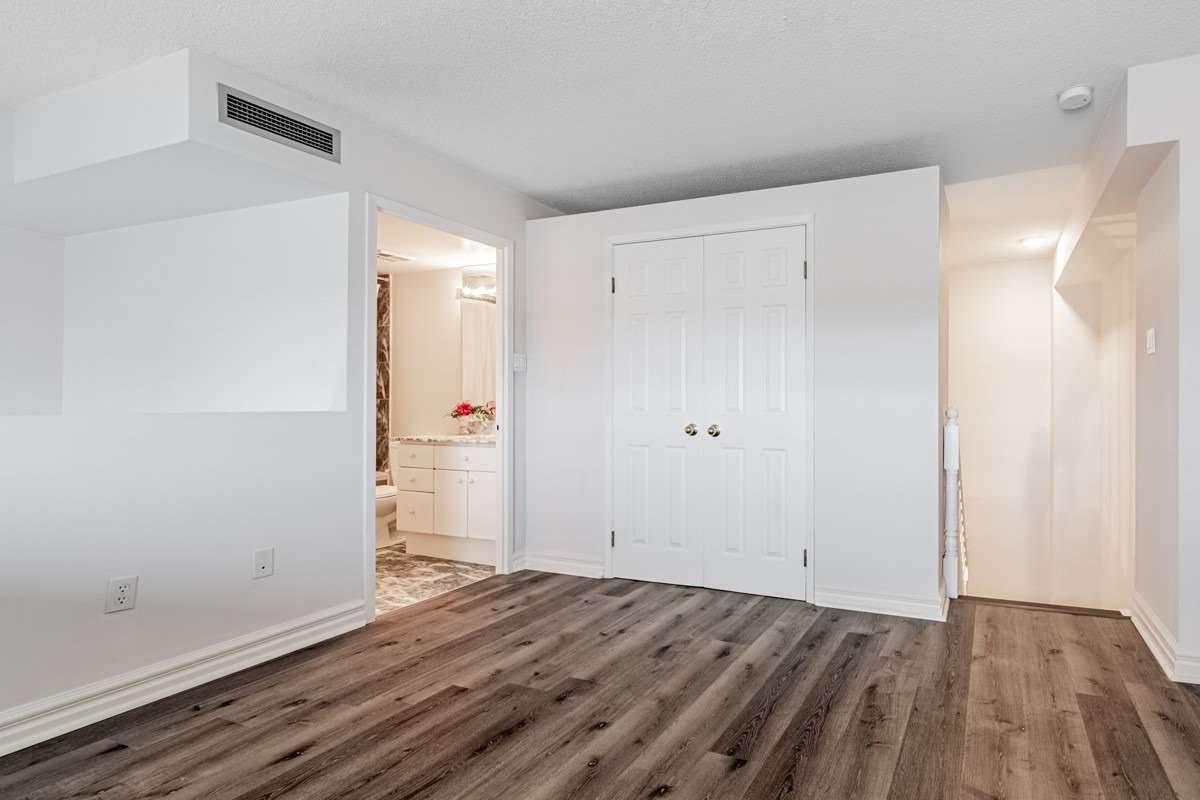 221 Robinson St, #403