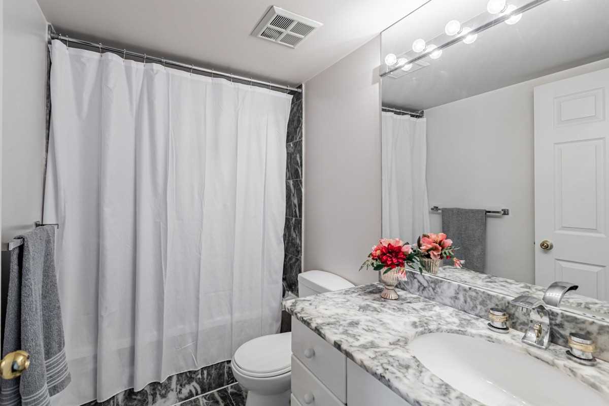 221 Robinson St, #403