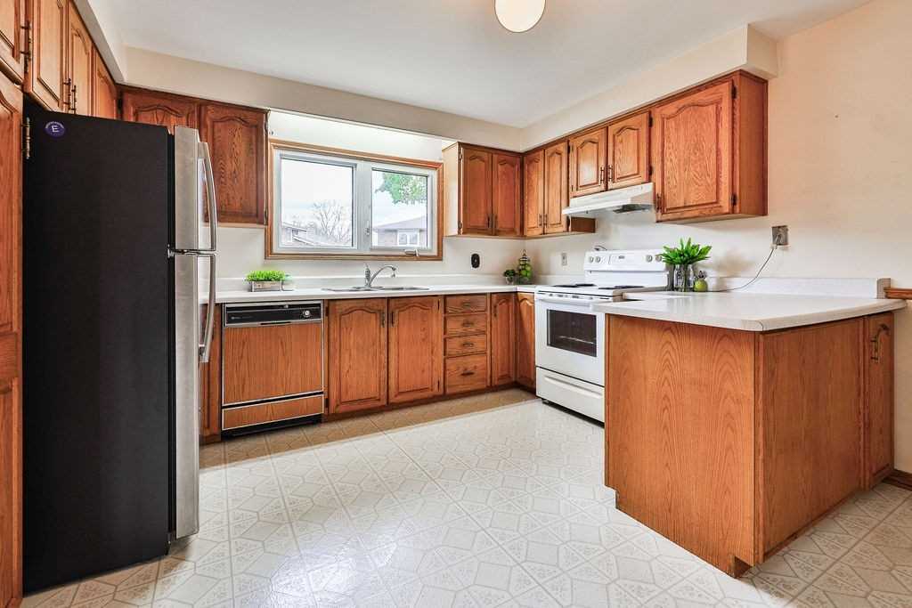 2551 Birch Cres