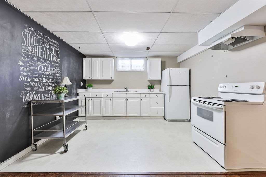 2551 Birch Cres