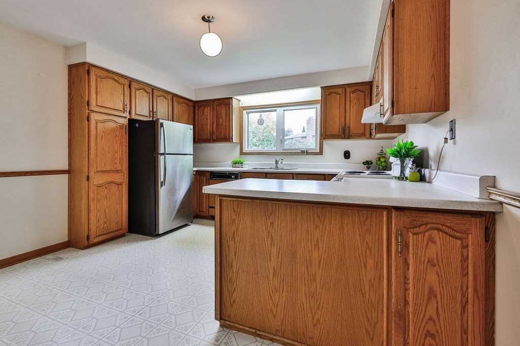 2551 Birch Cres