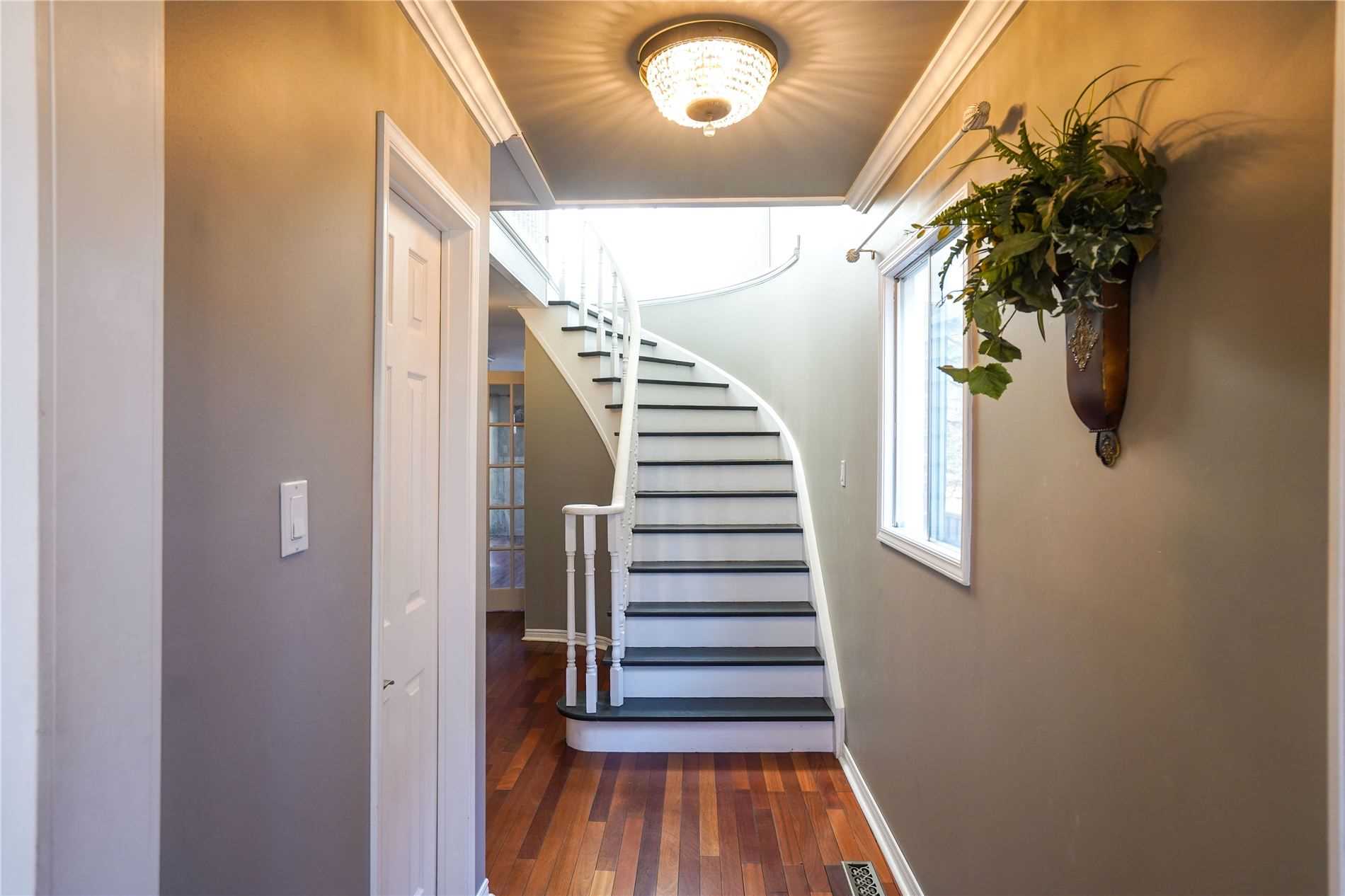 377 Parkridge Cres