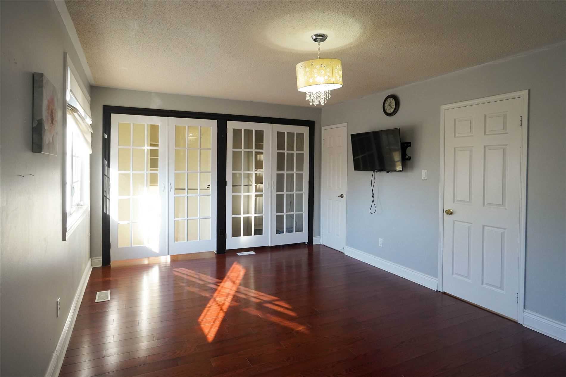 377 Parkridge Cres