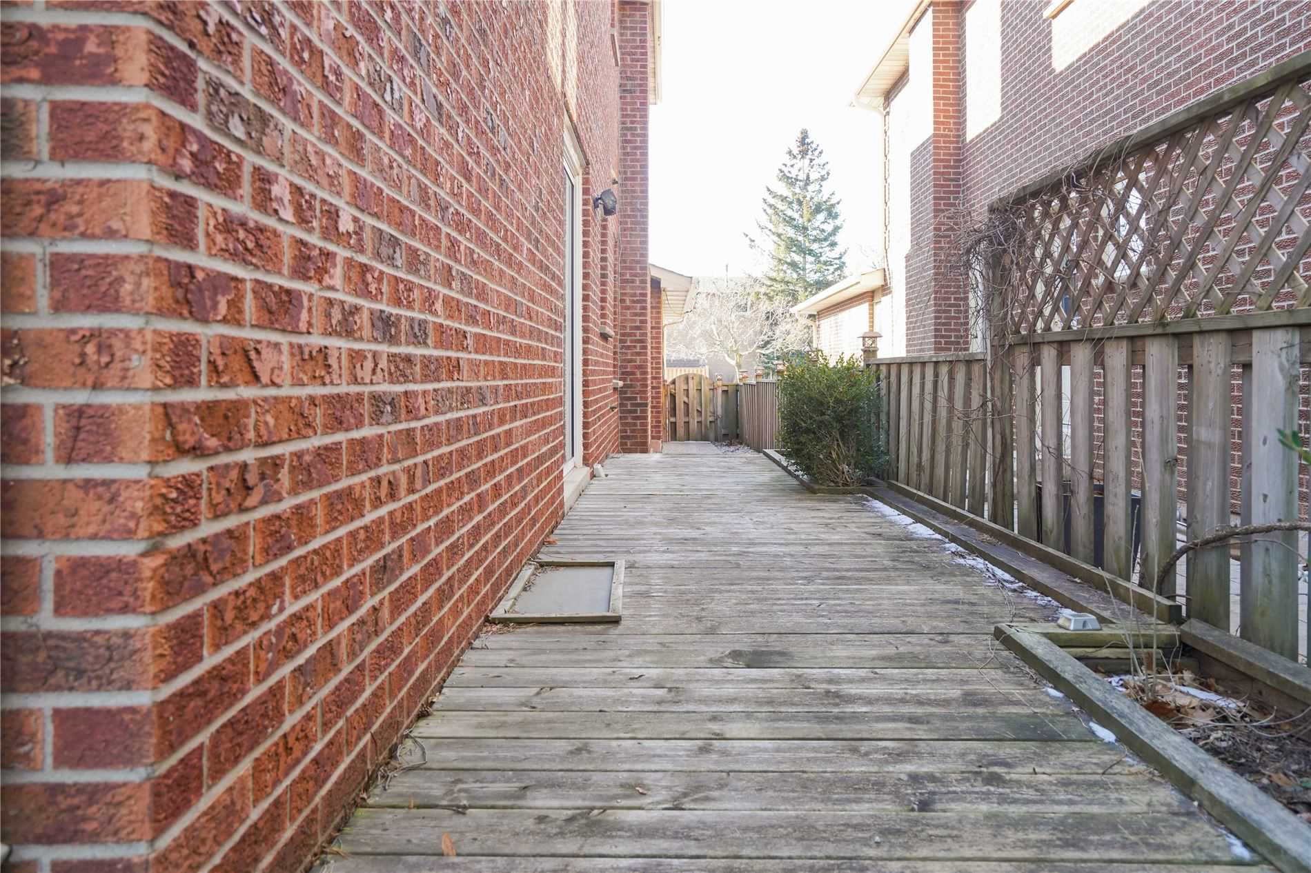 377 Parkridge Cres