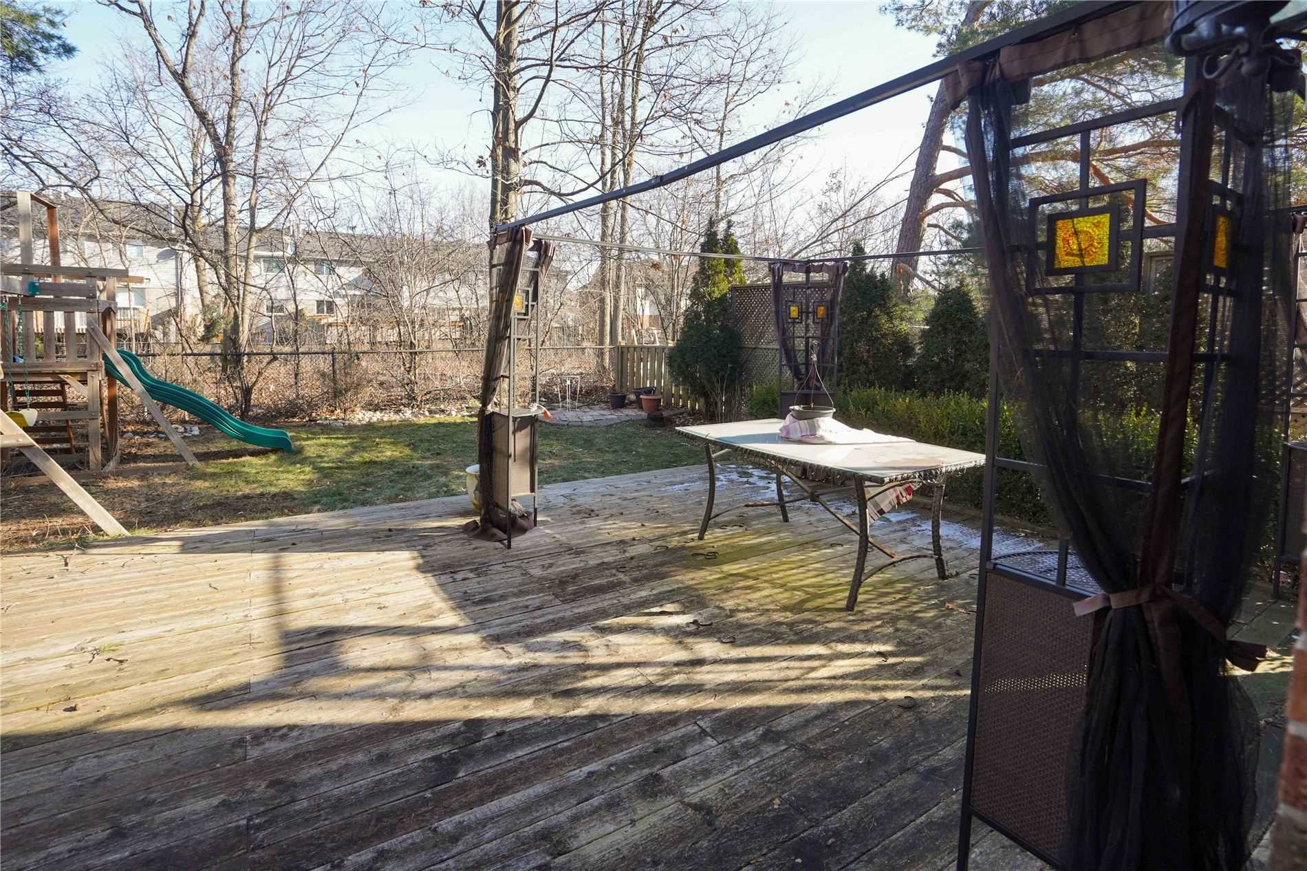 377 Parkridge Cres