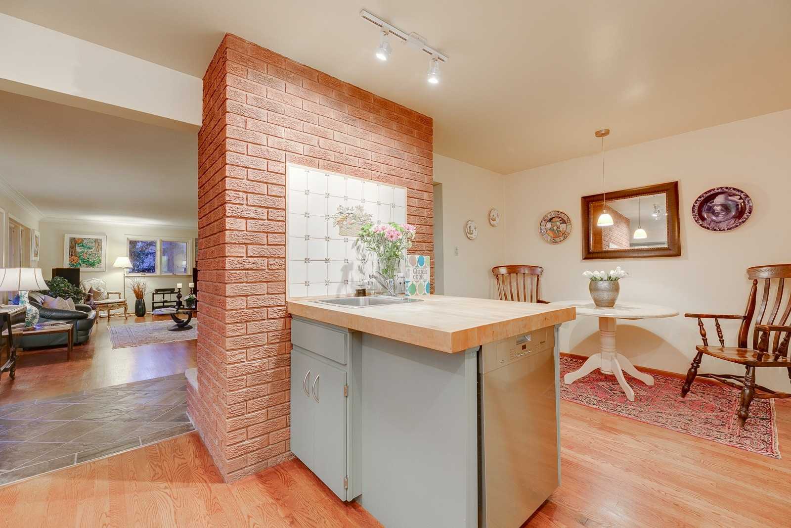 2461 Jarvis St