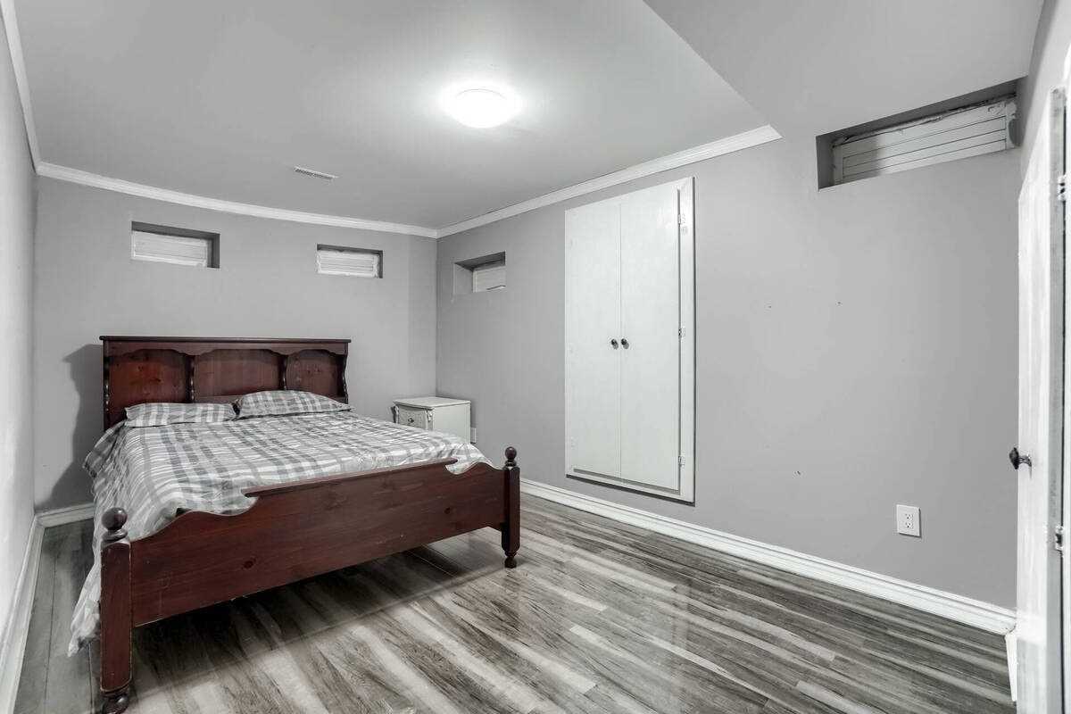144 Bloomsbury Ave