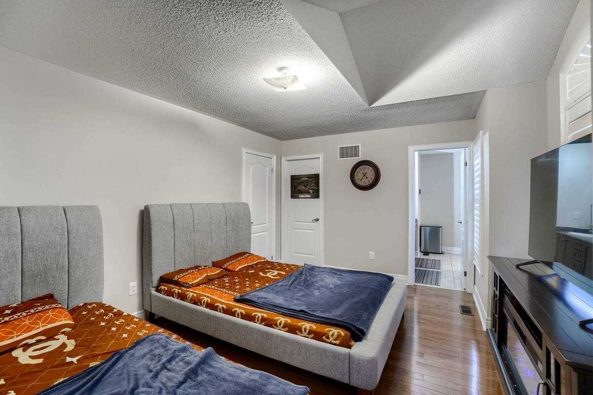 144 Bloomsbury Ave