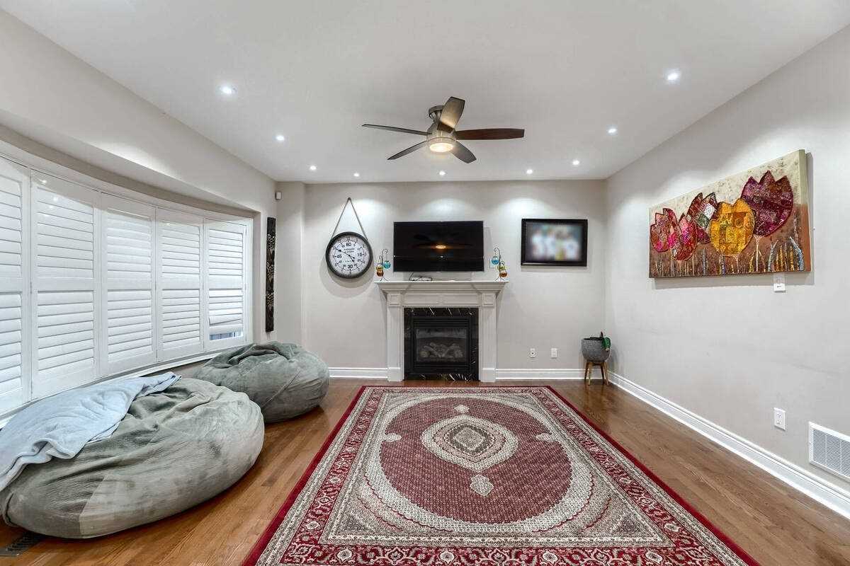 144 Bloomsbury Ave