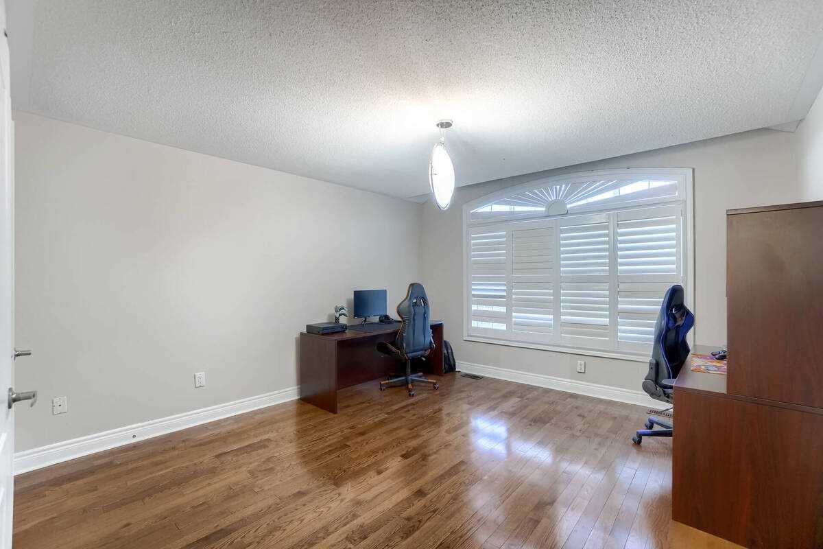 144 Bloomsbury Ave