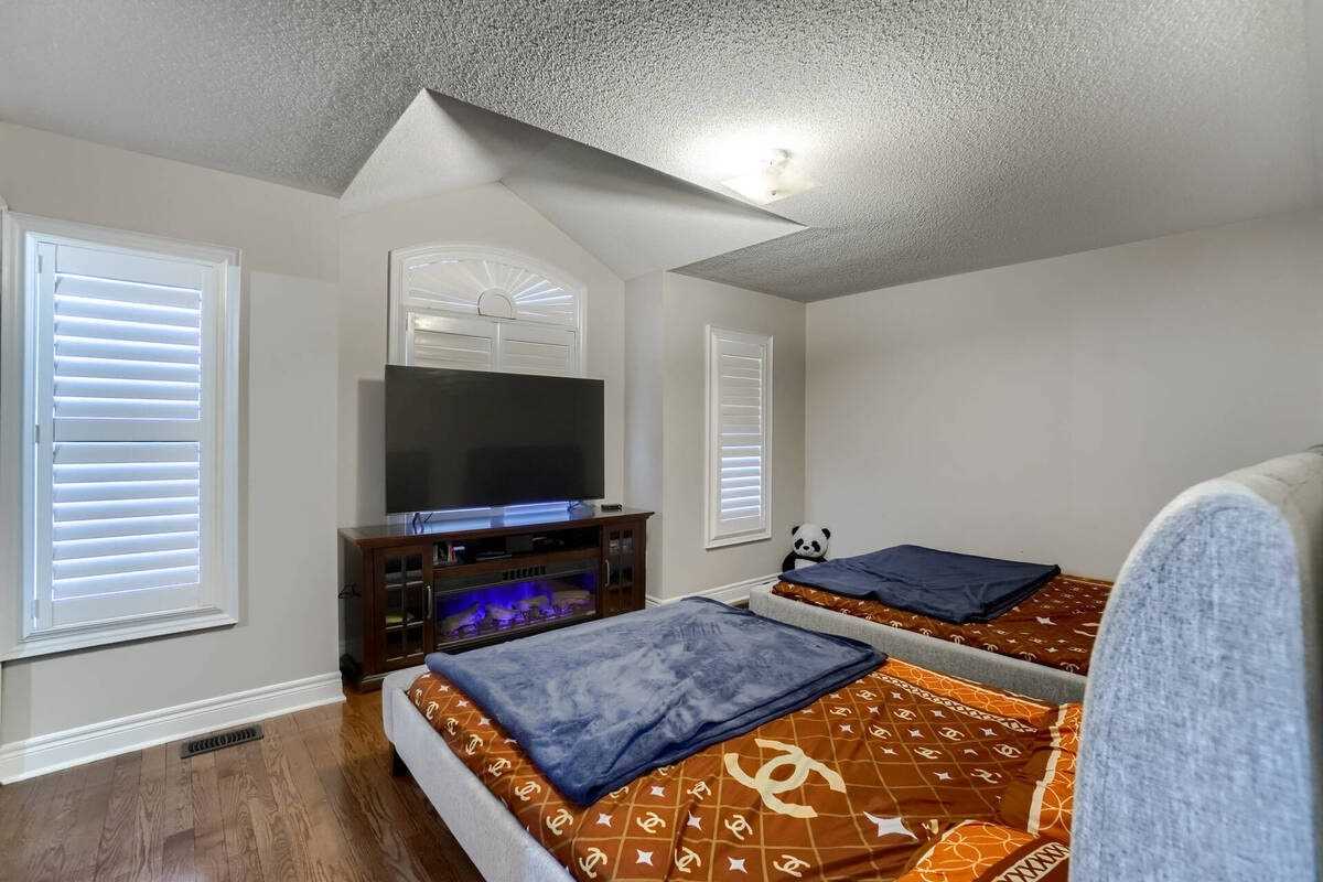144 Bloomsbury Ave