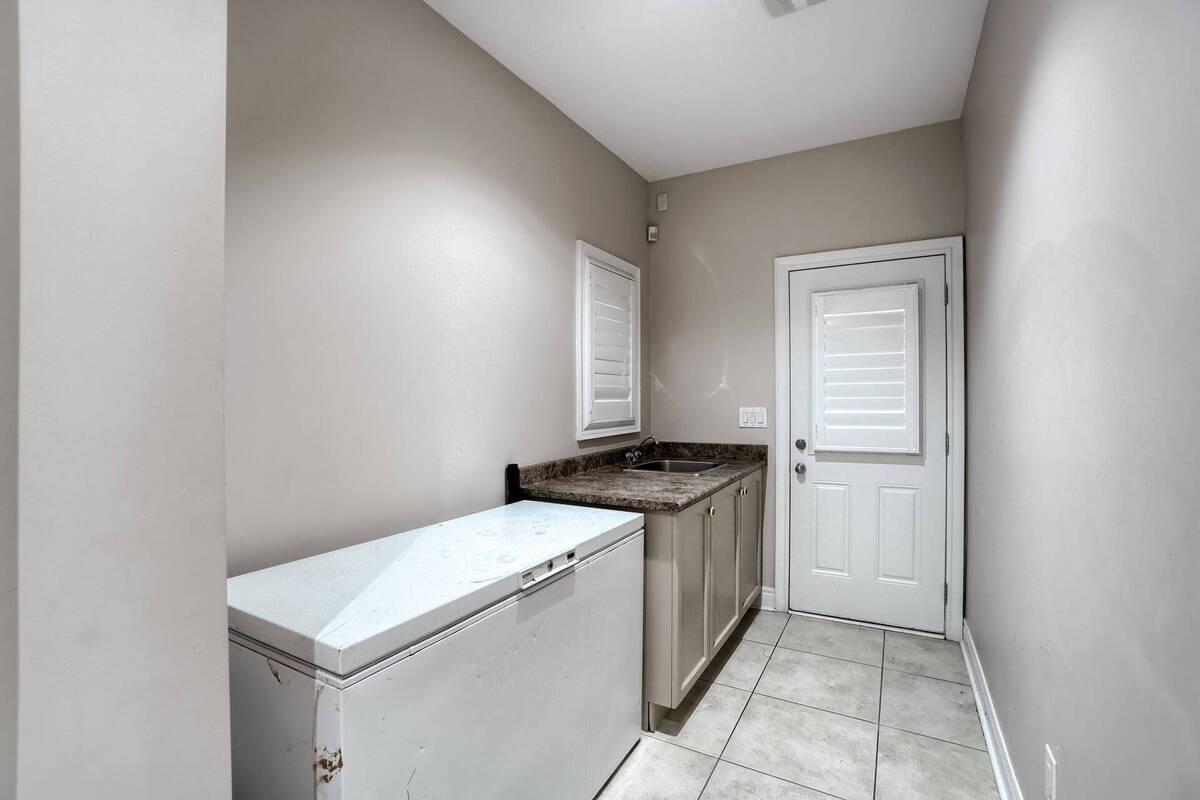 144 Bloomsbury Ave