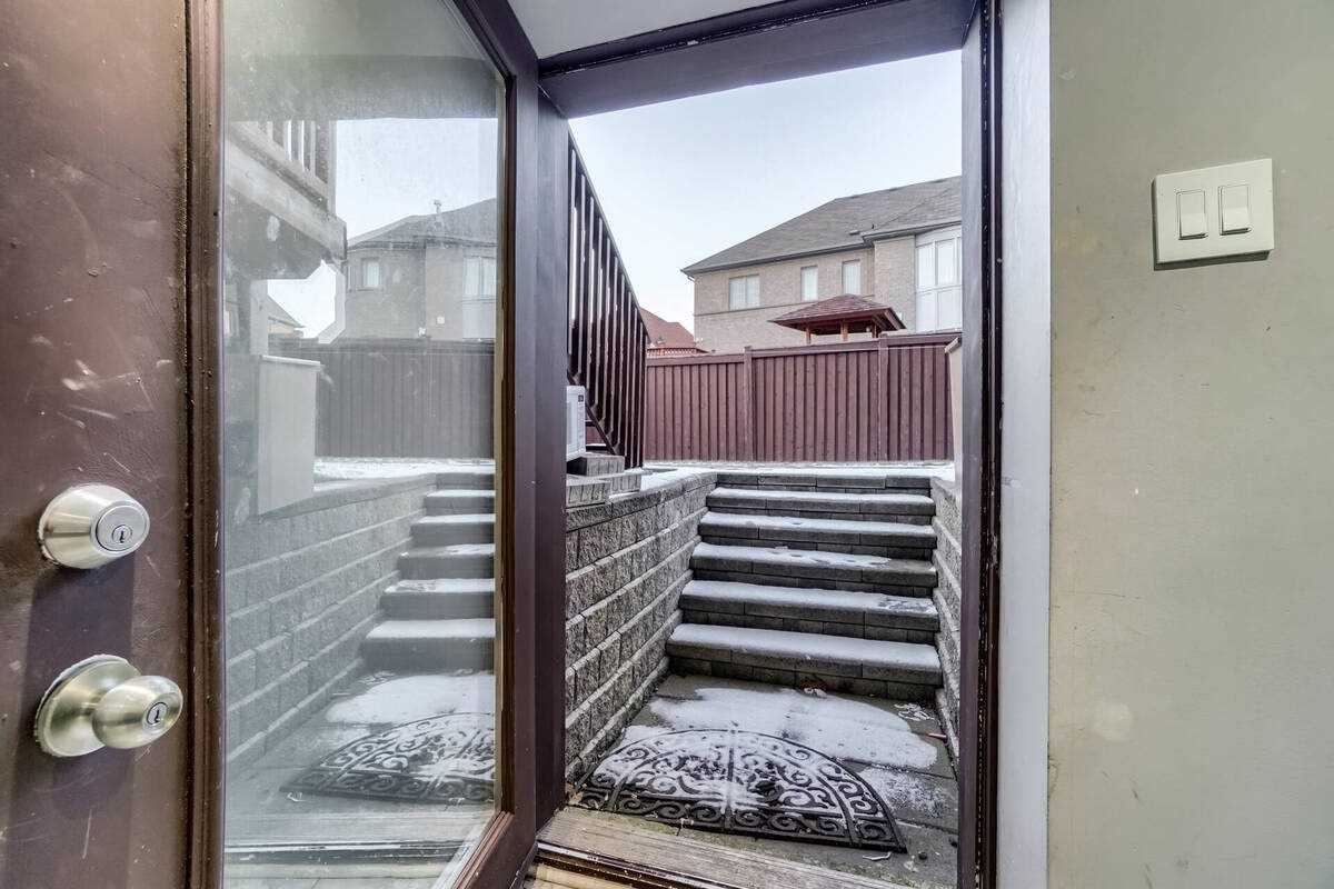 144 Bloomsbury Ave