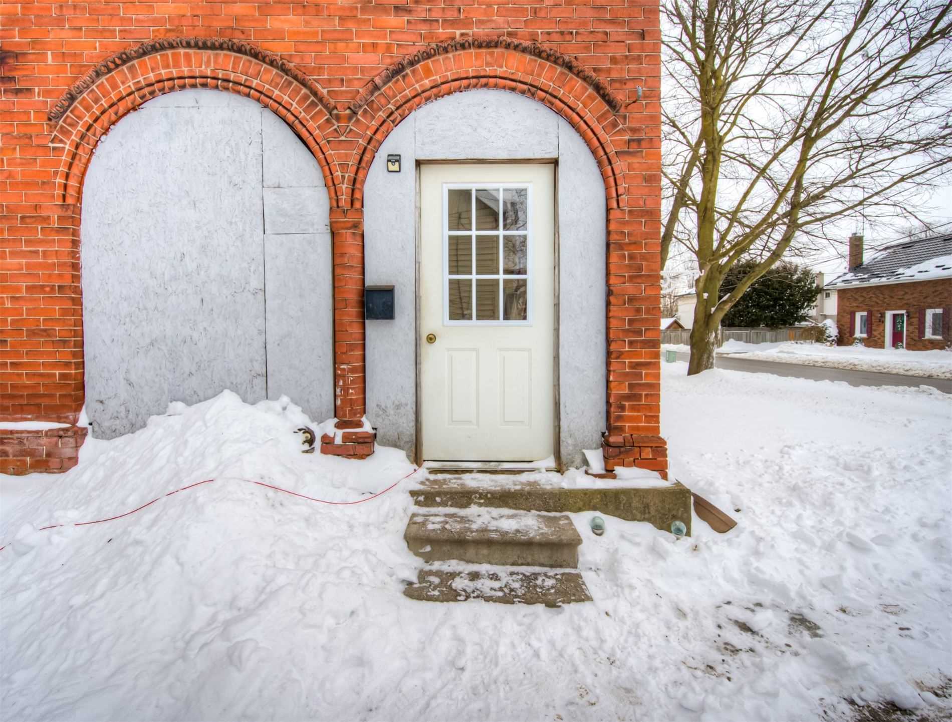 24 Mill St W