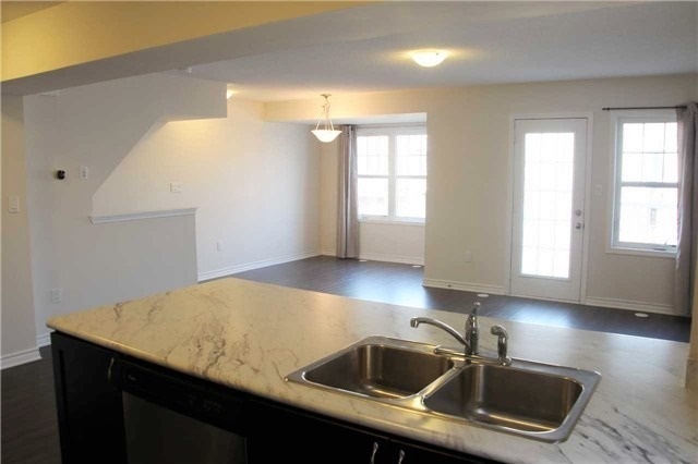 1541 Gainer Cres