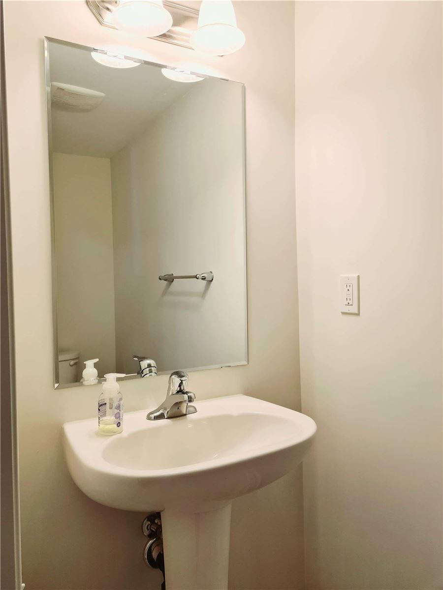 1541 Gainer Cres
