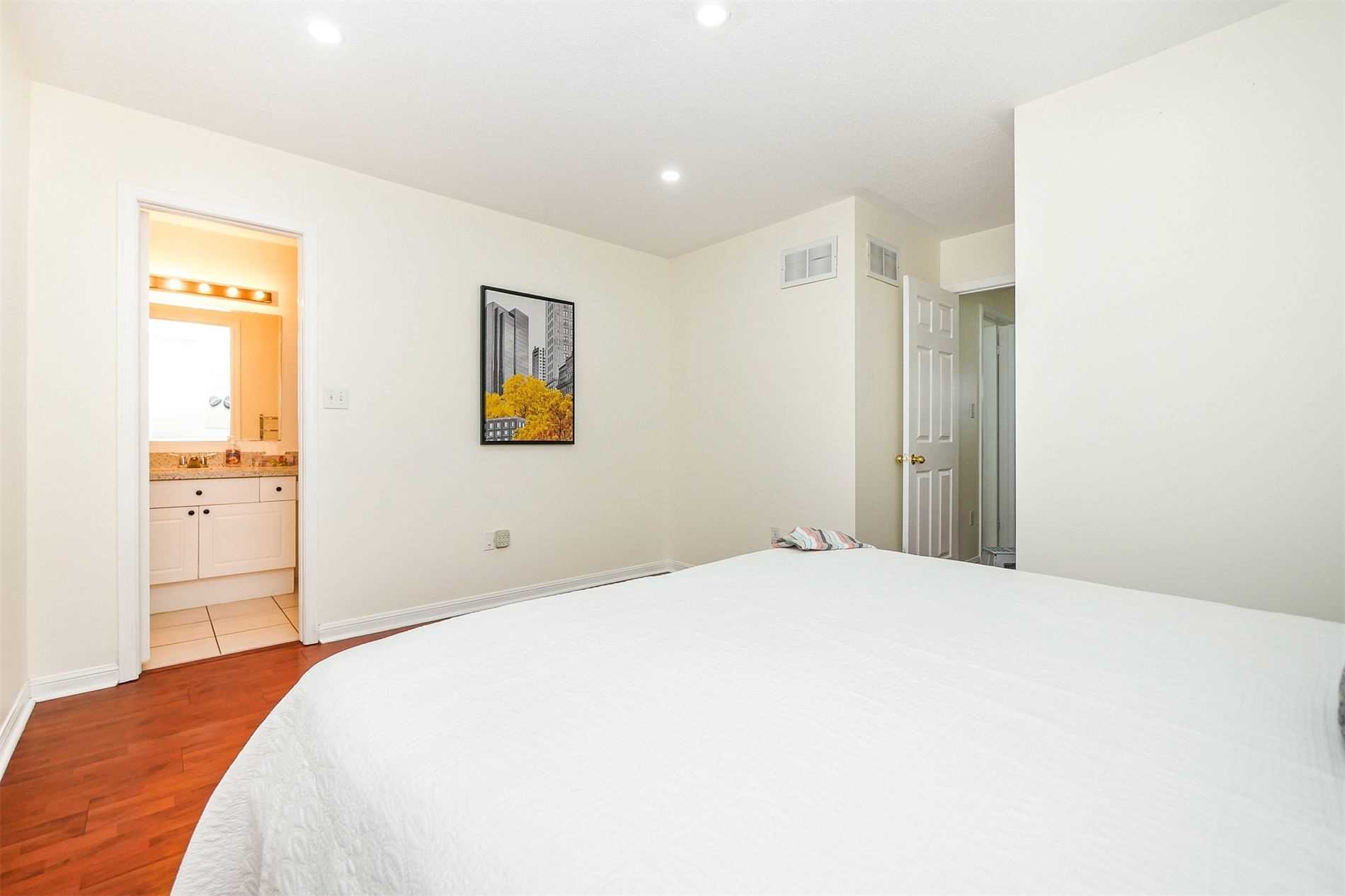 8 Rowland St