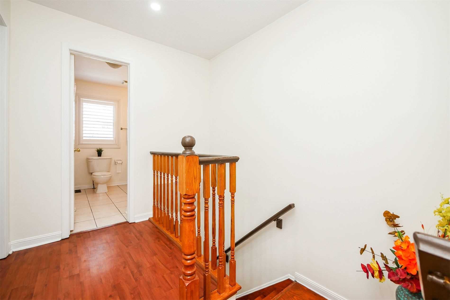 8 Rowland St