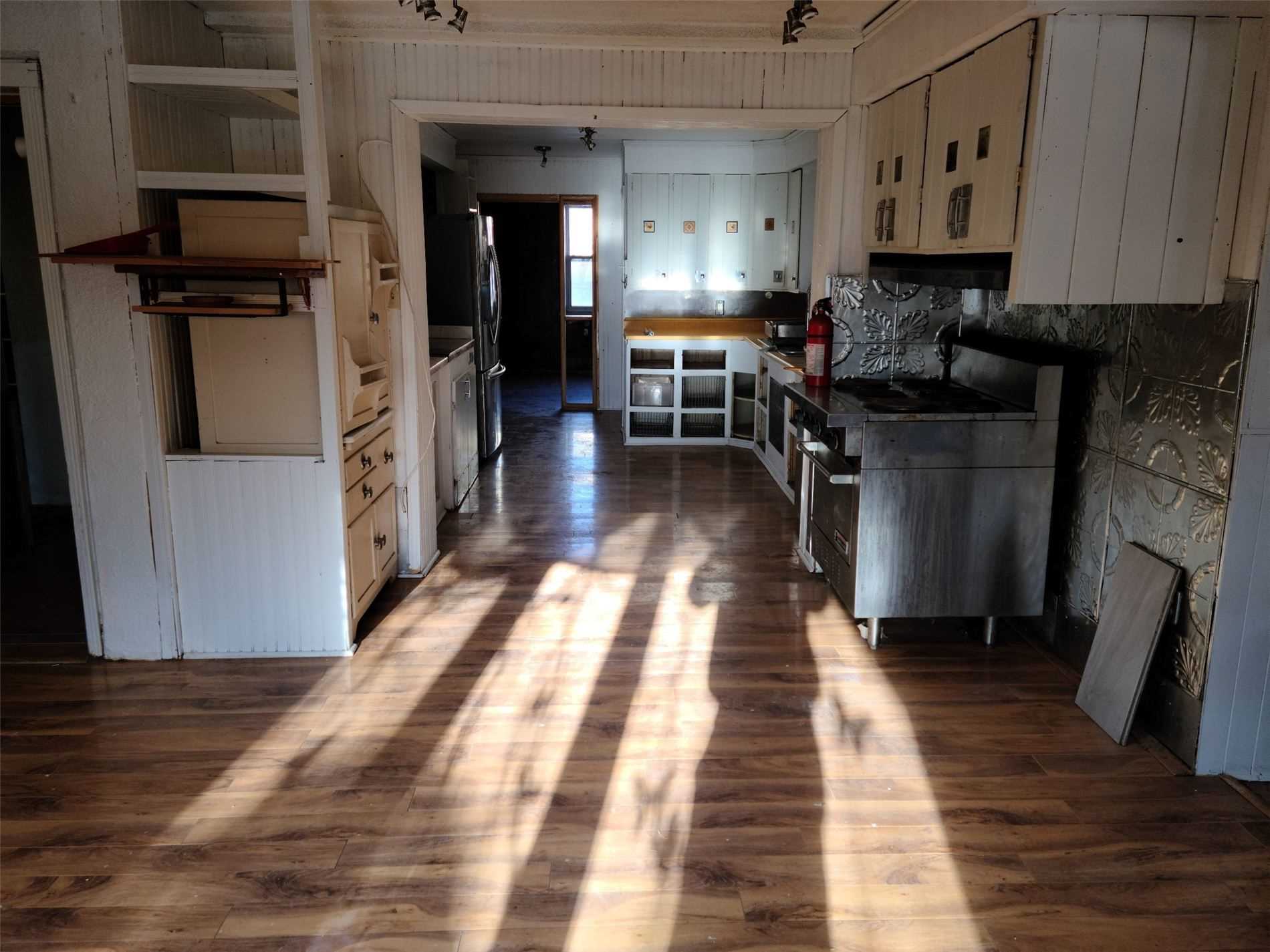 1490 Queen St W