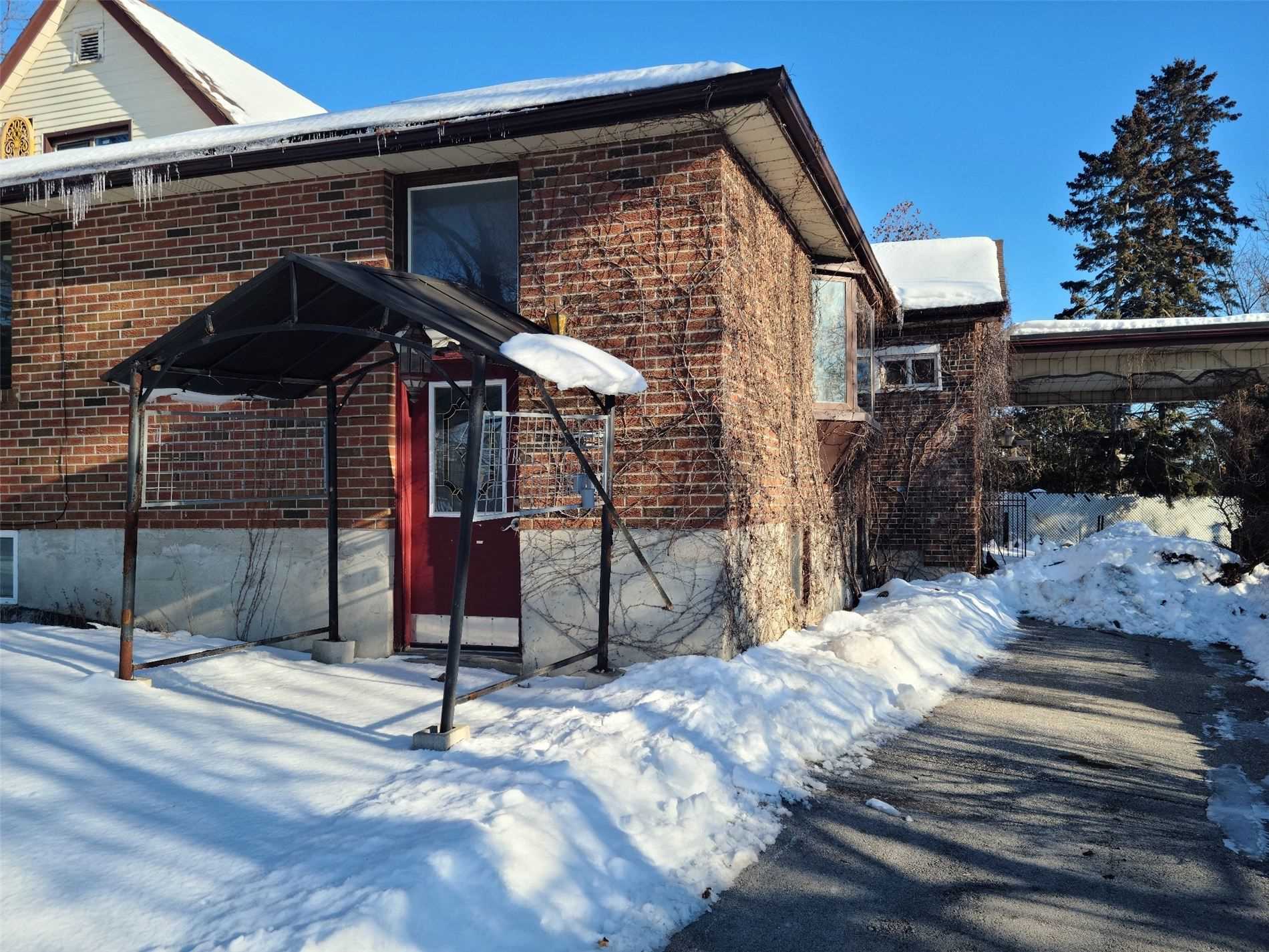 1490 Queen St W