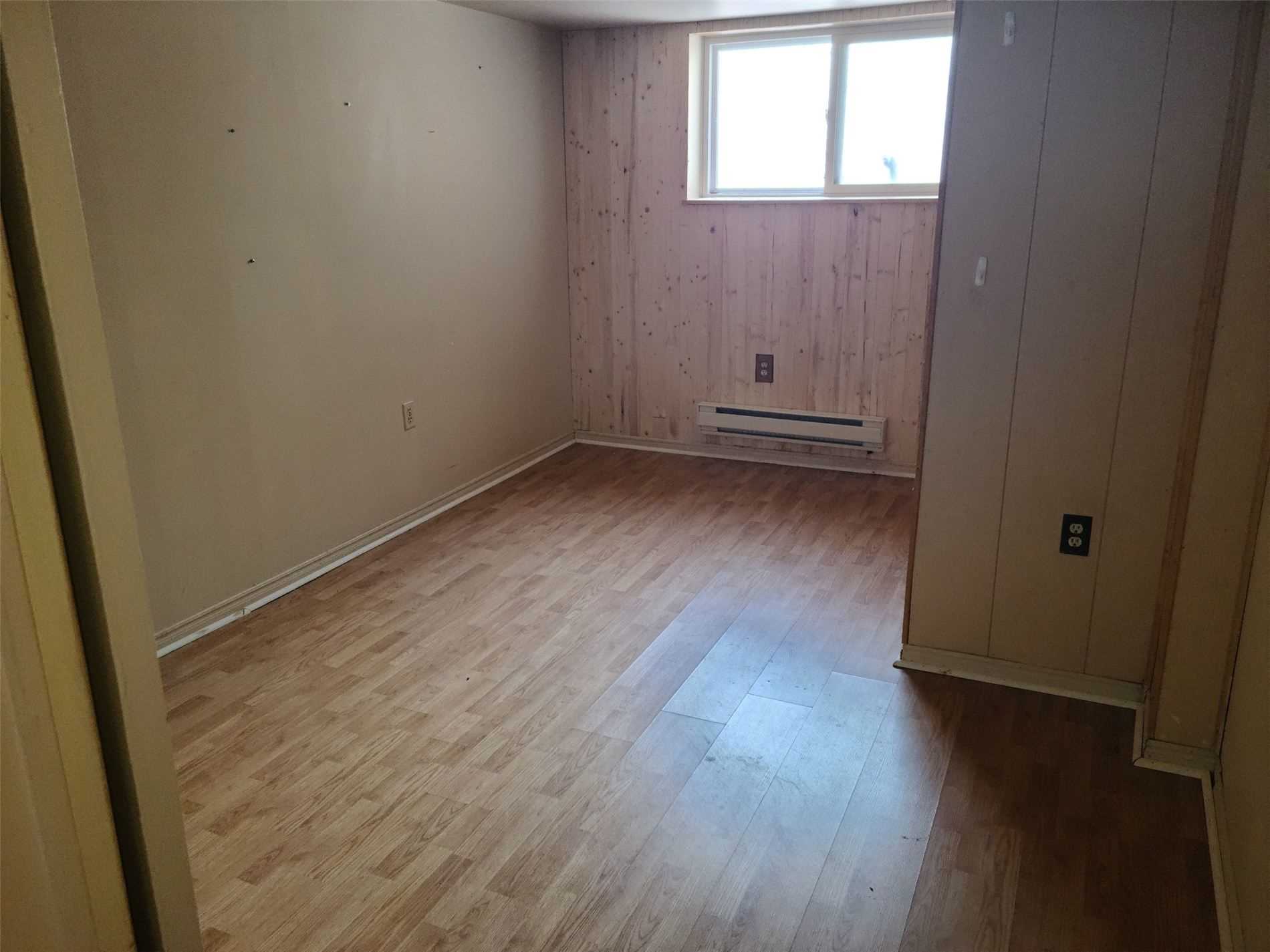 1490 Queen St W