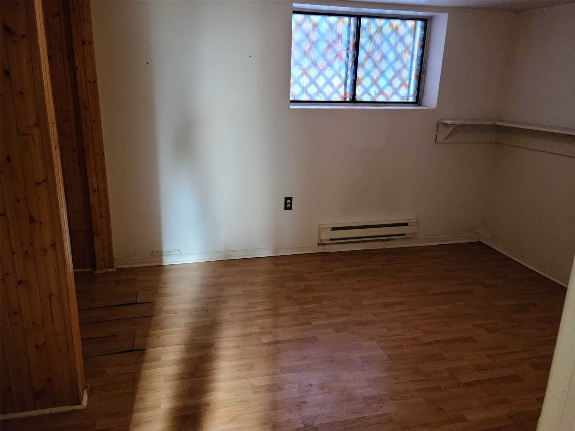 1490 Queen St W