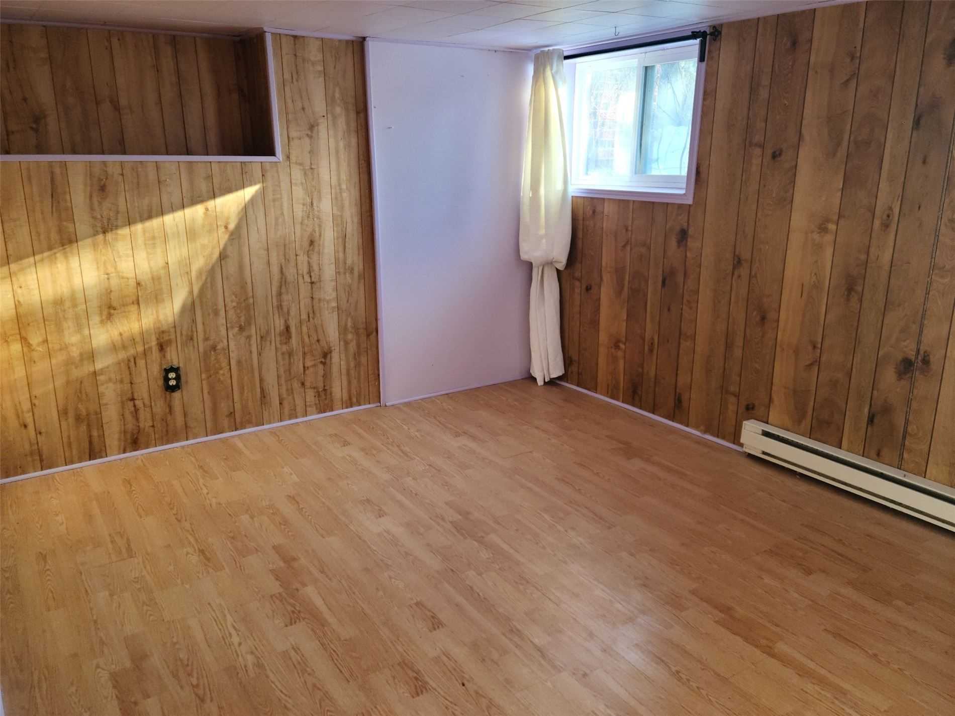 1490 Queen St W