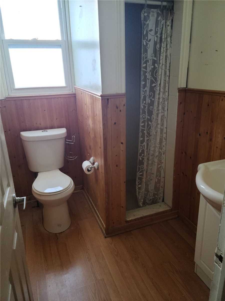 1490 Queen St W