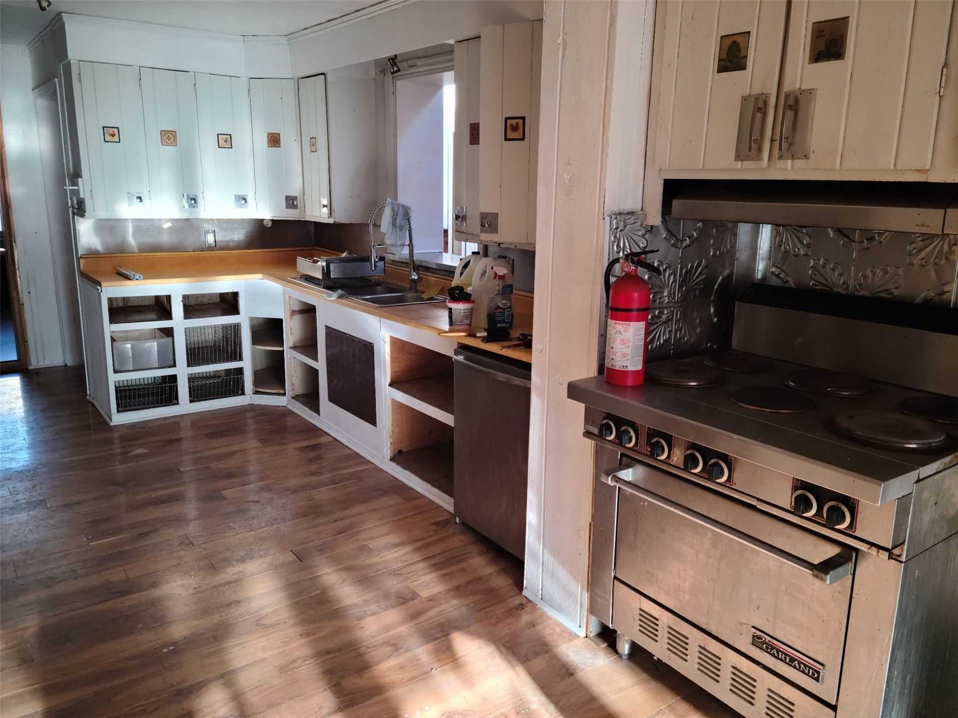 1490 Queen St W