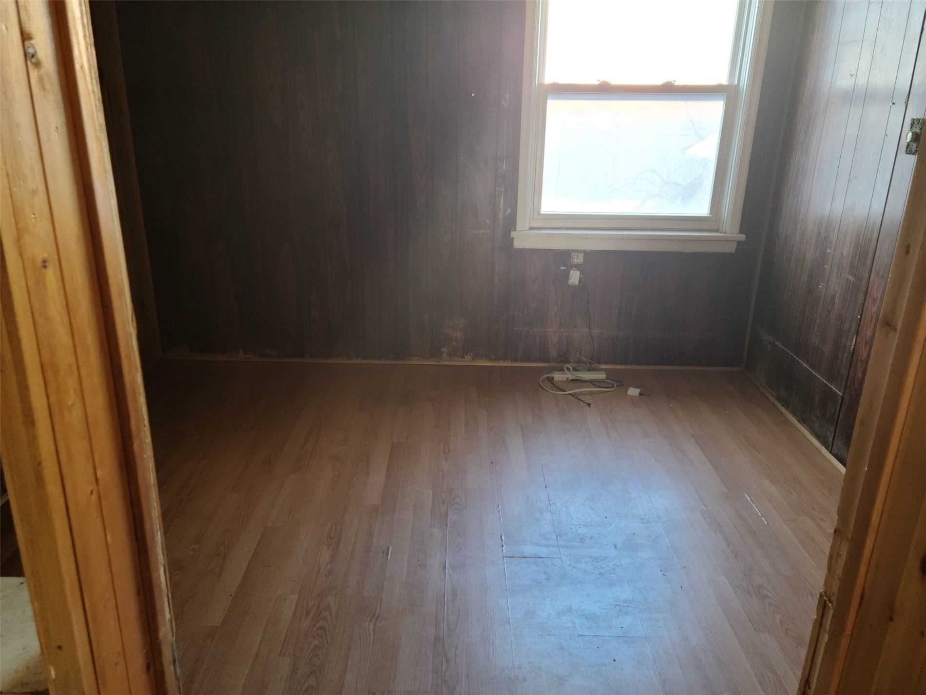 1490 Queen St W