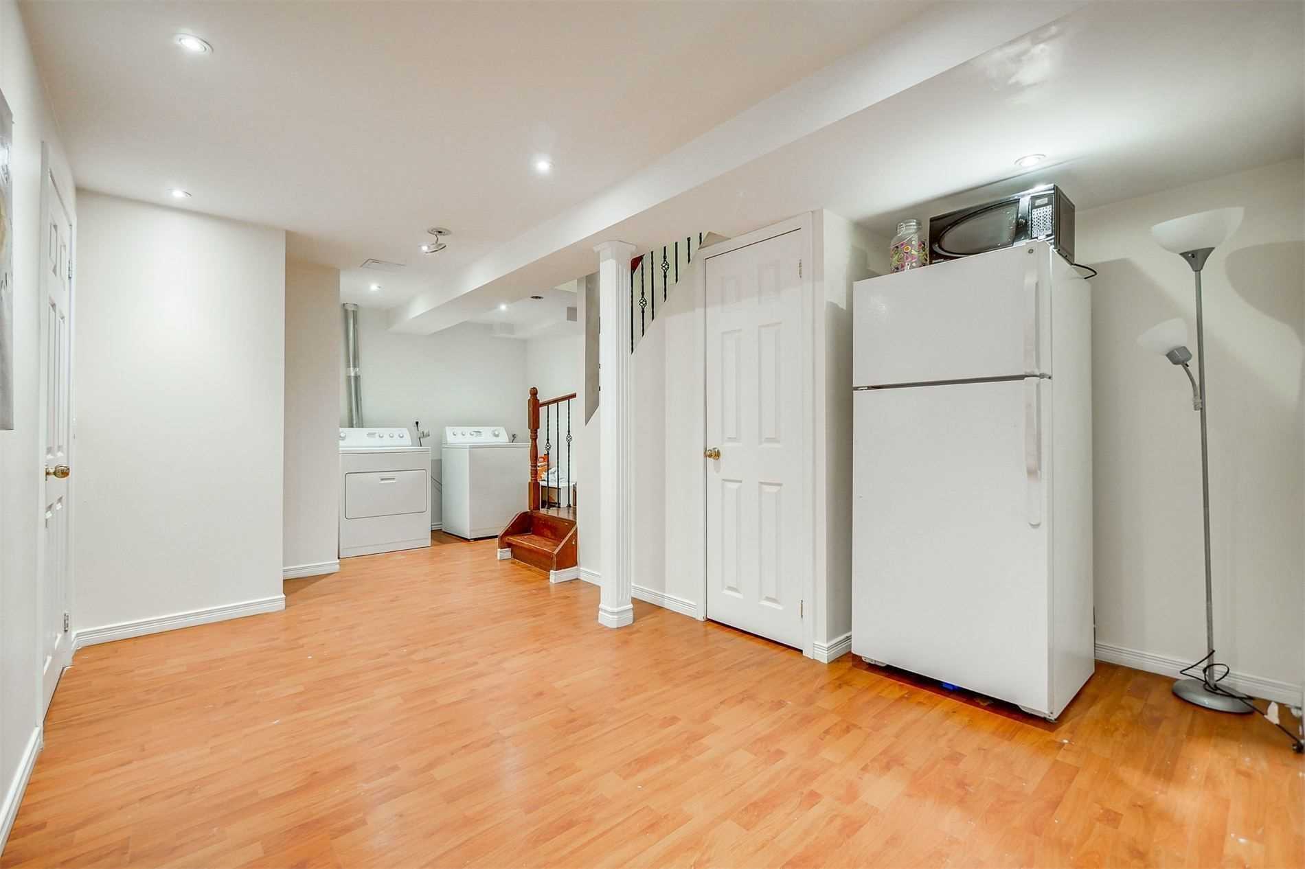 8 Rowland St