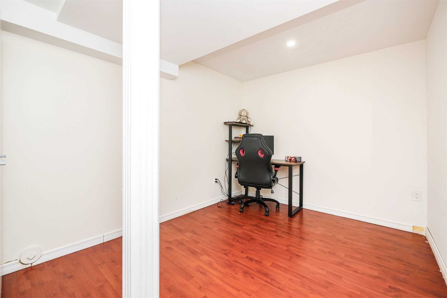 8 Rowland St