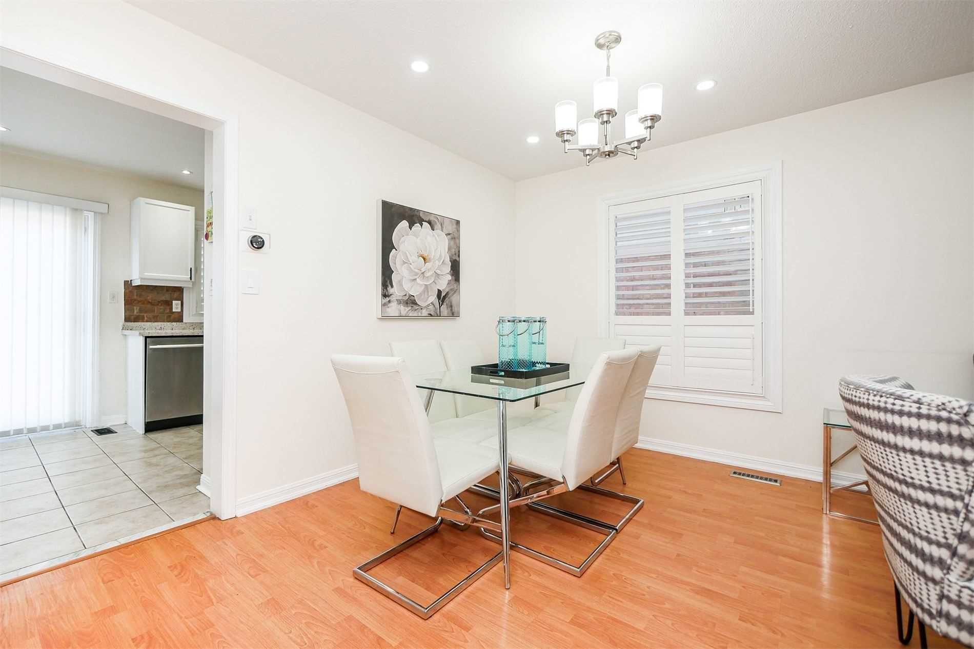 8 Rowland St