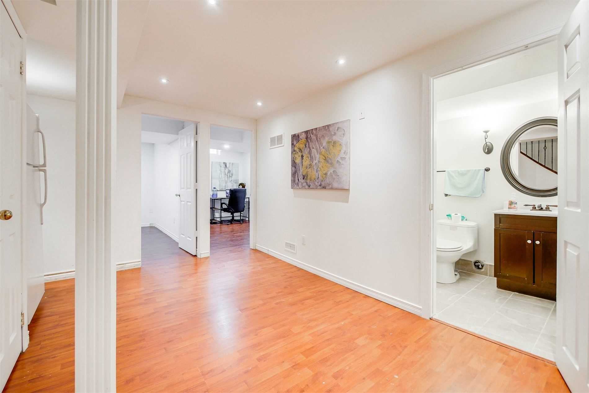 8 Rowland St