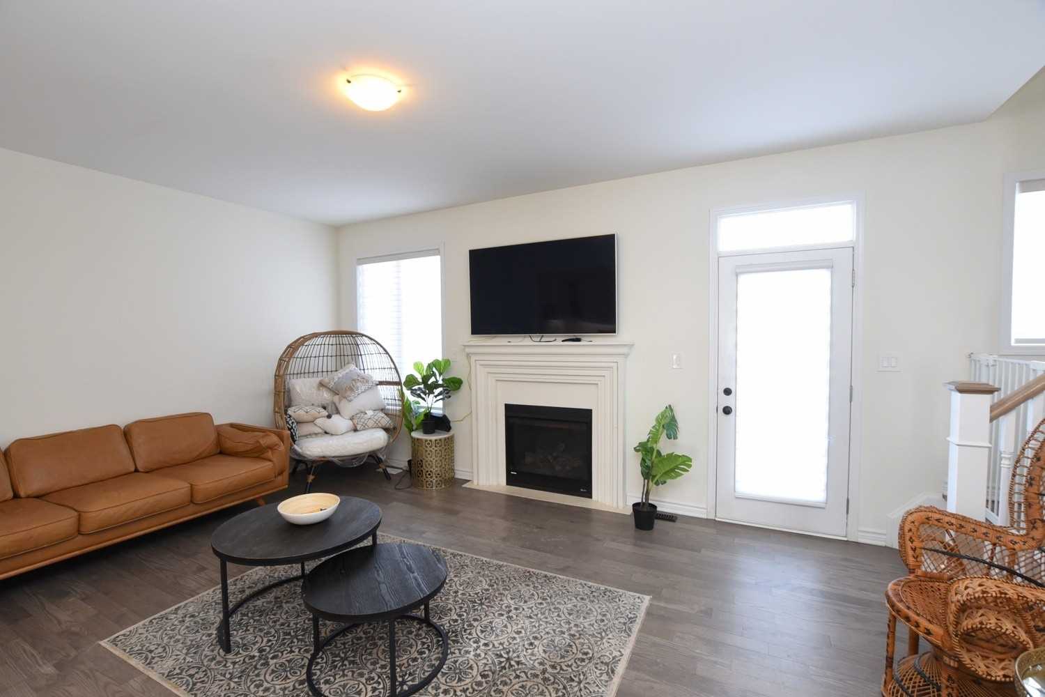 1363 Chretien St