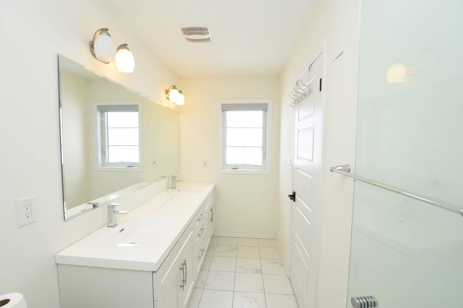 1363 Chretien St