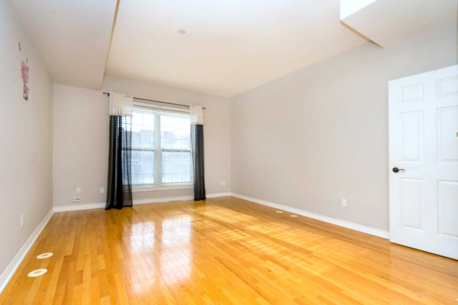 958 The Queensway