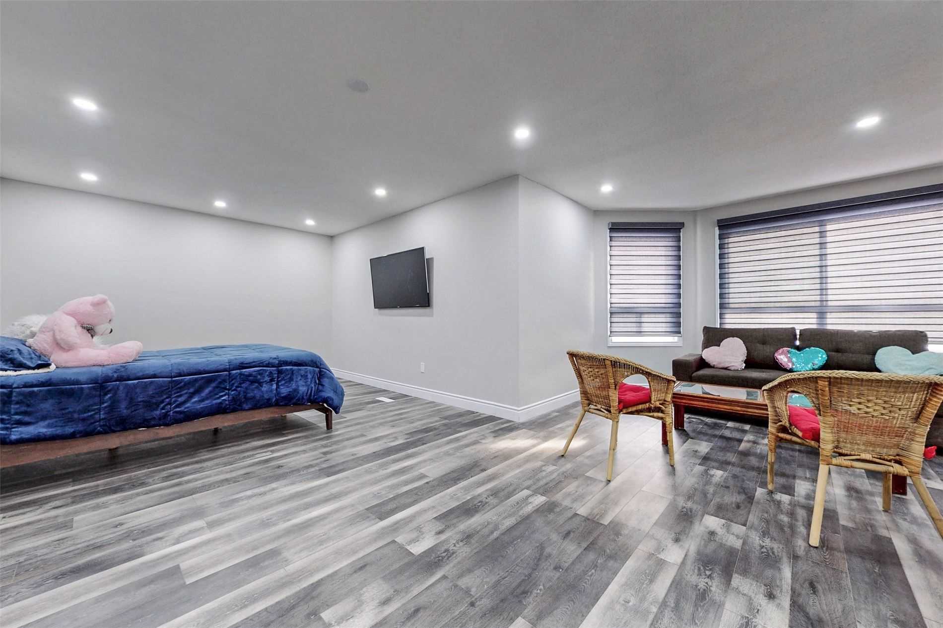 16 Lone Oak Ave