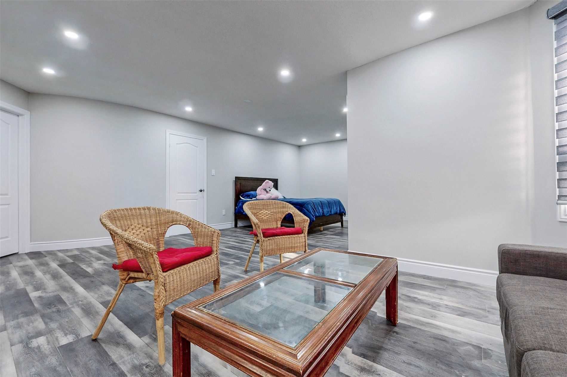16 Lone Oak Ave