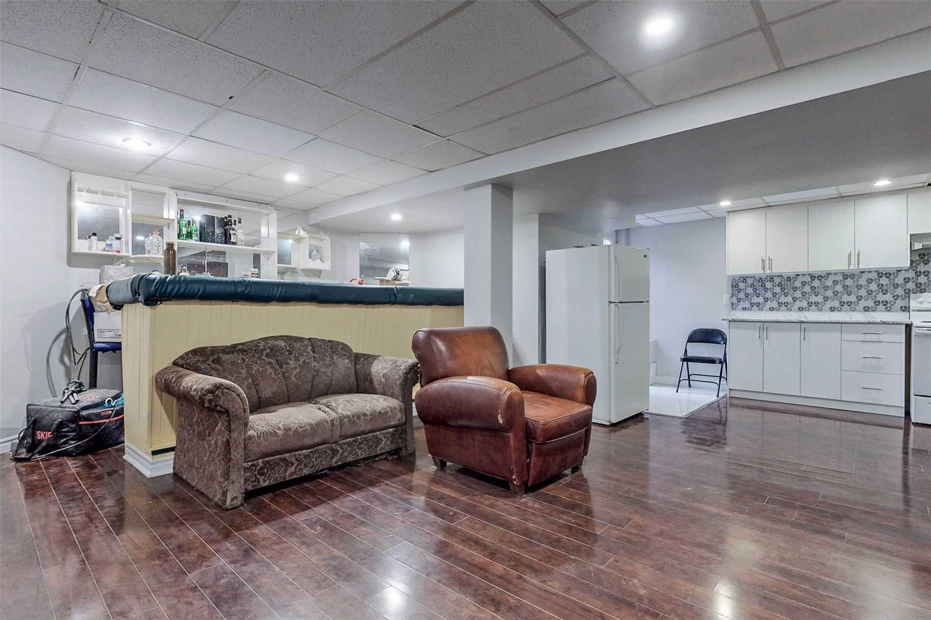 16 Lone Oak Ave