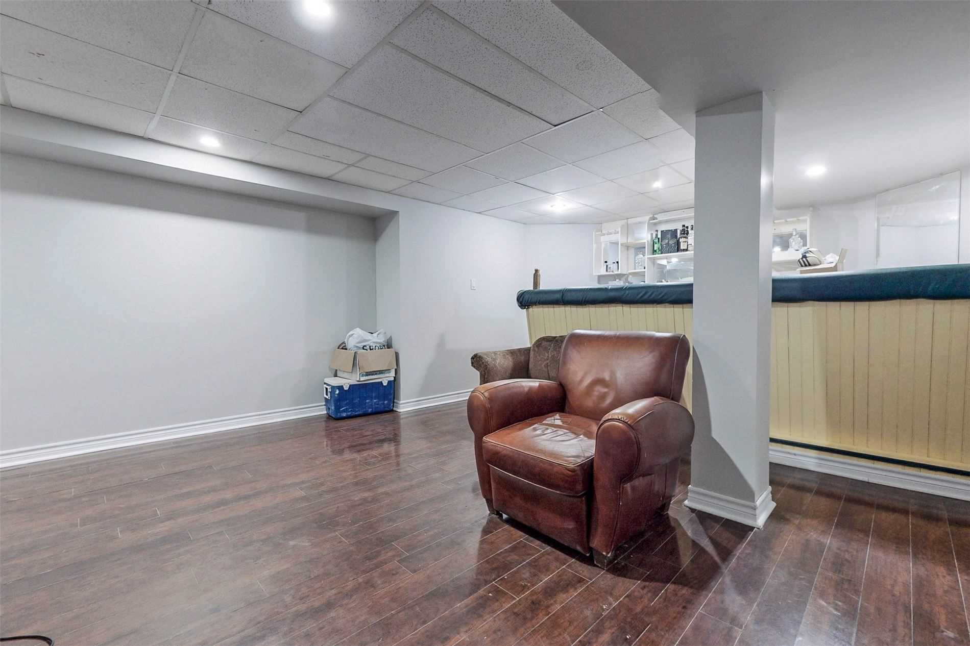16 Lone Oak Ave