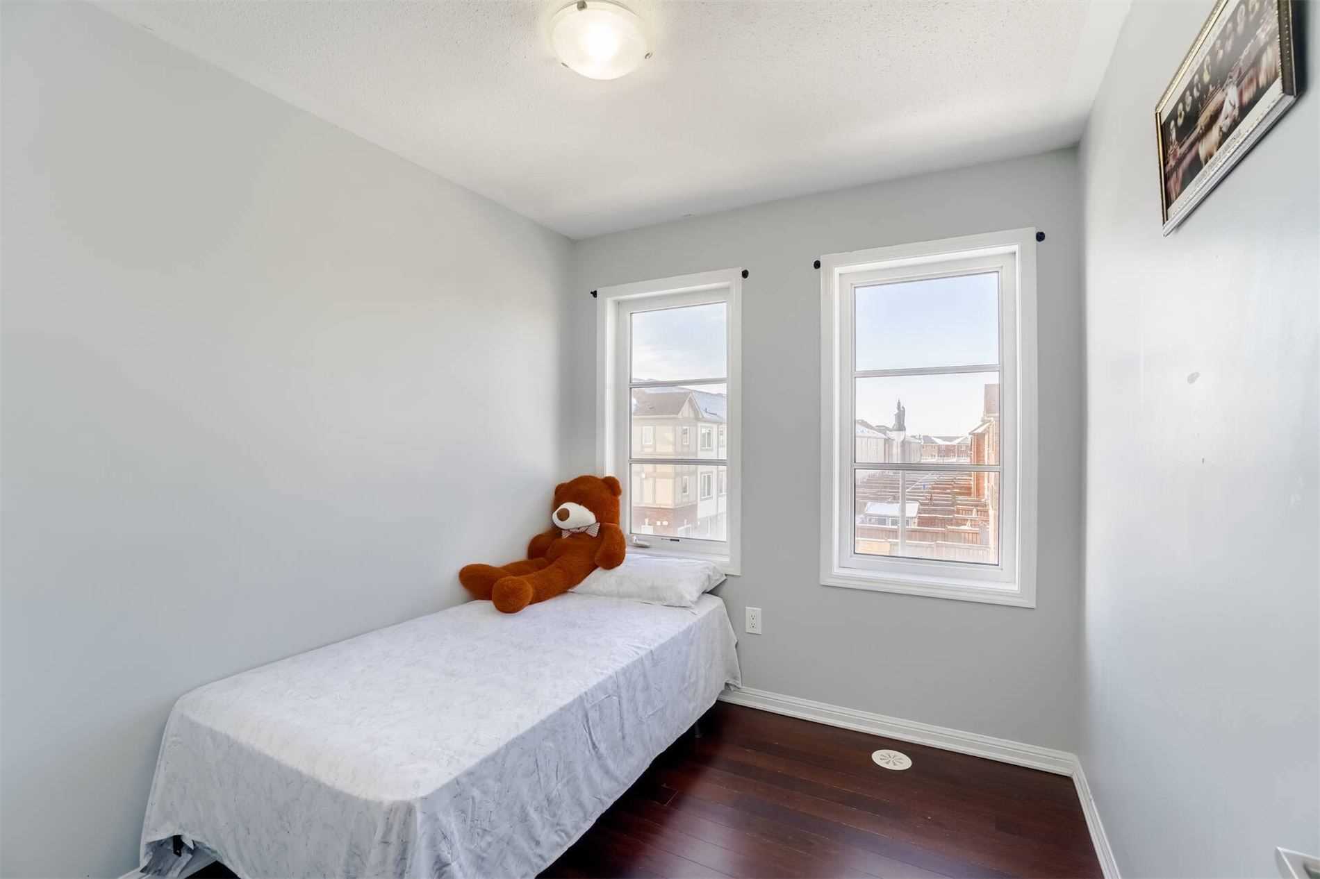 154 Baycliffe Cres