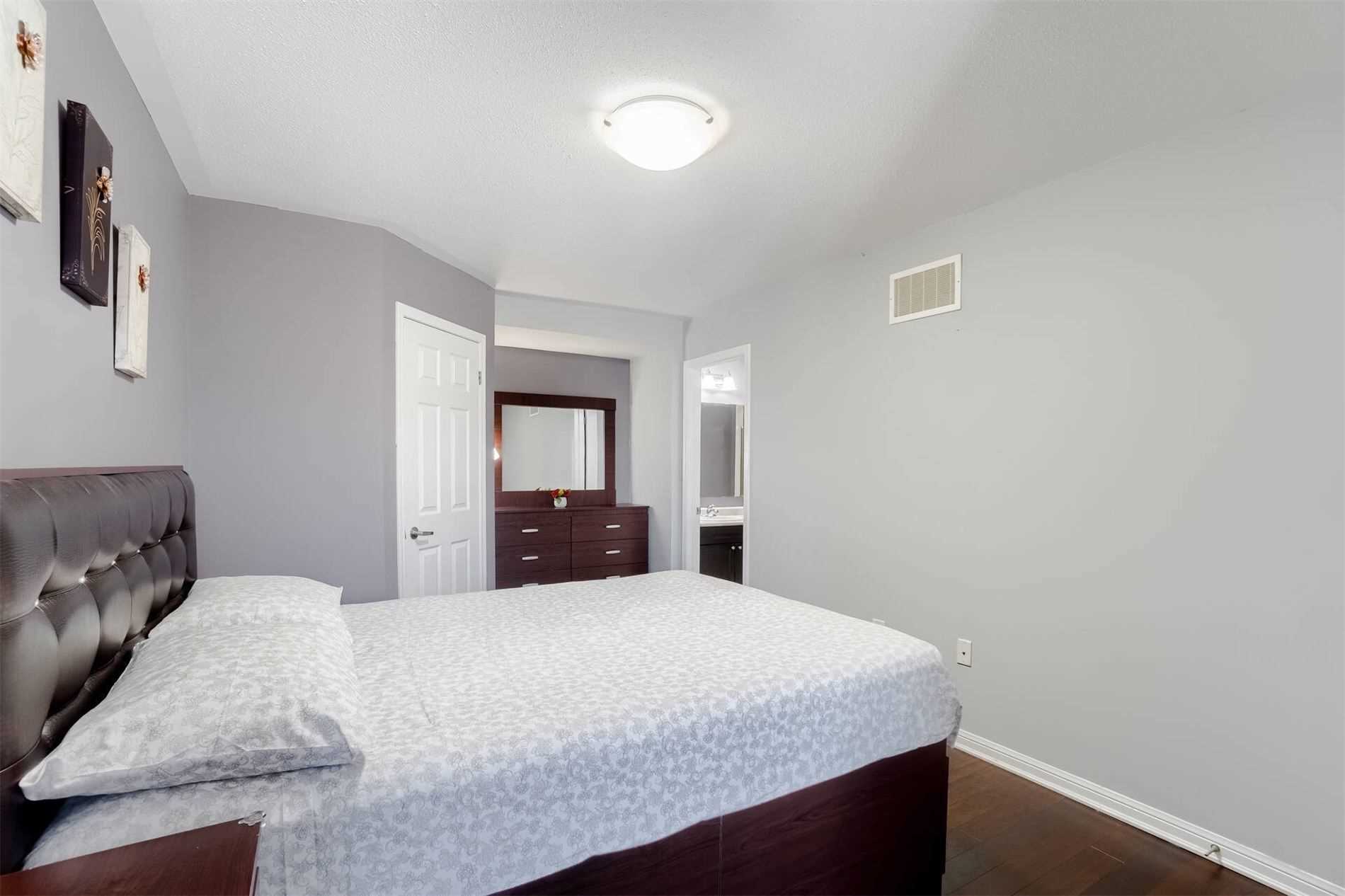 154 Baycliffe Cres