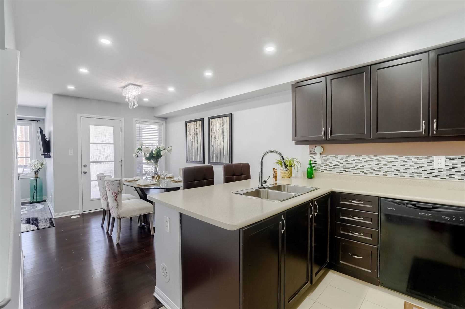 154 Baycliffe Cres