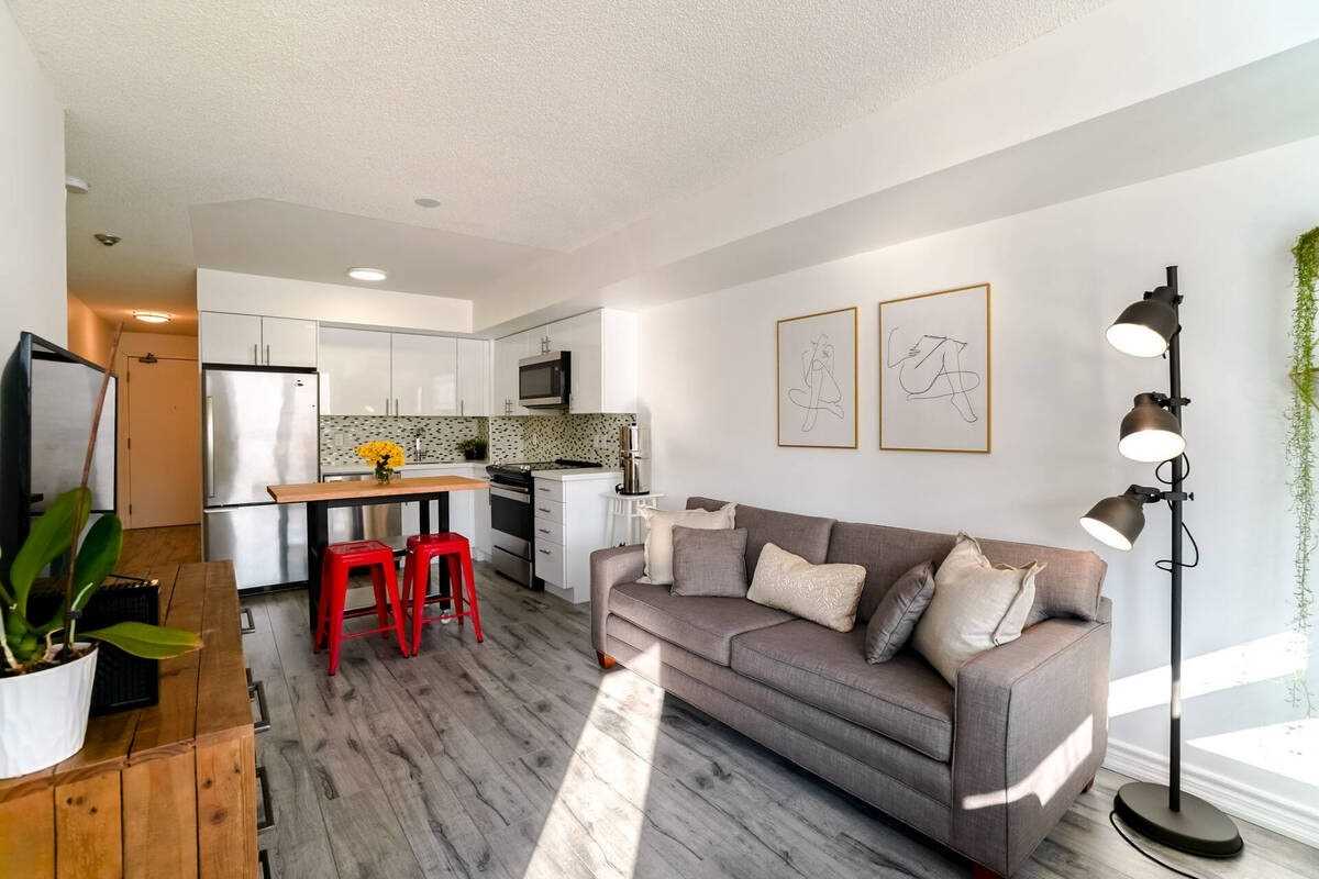 4 Elsinore Path, #209
