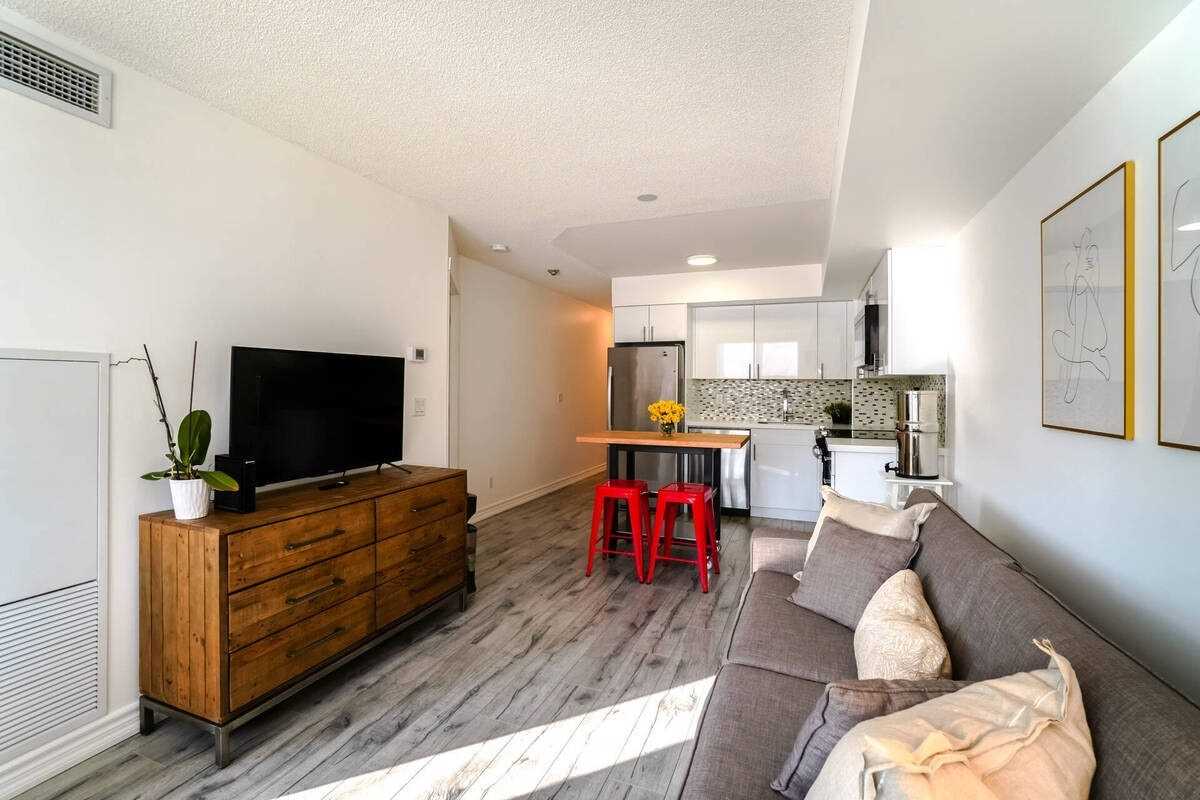 4 Elsinore Path, #209